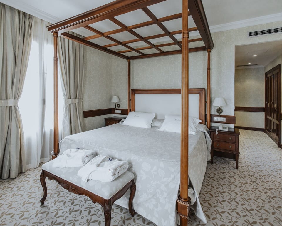 Suite | Down comforters, minibar, in-room safe, desk