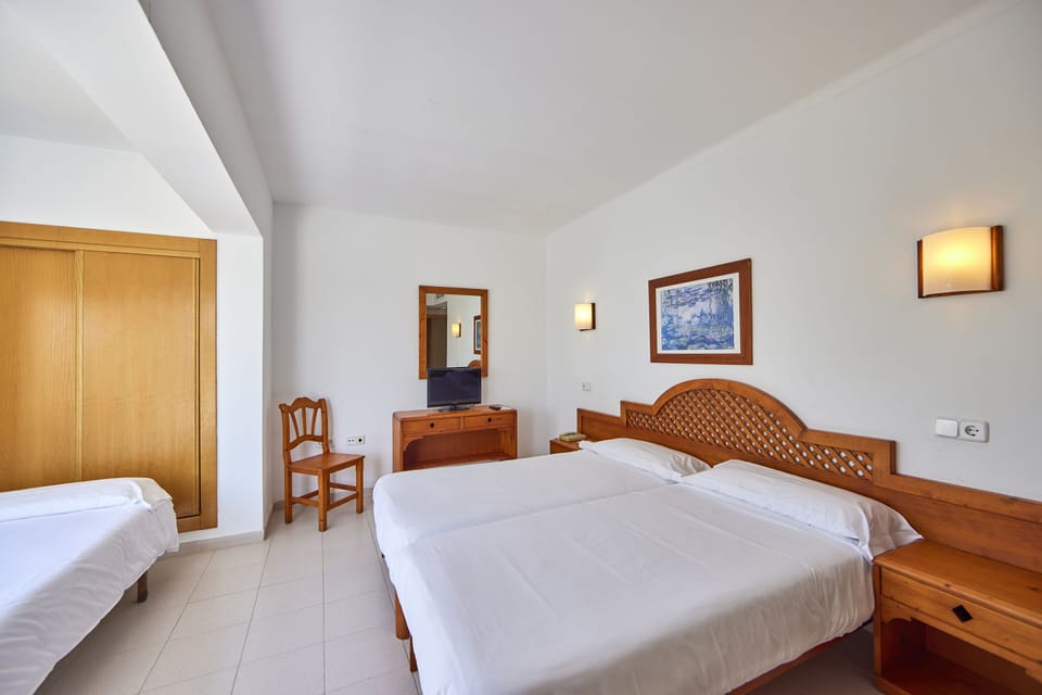 Desk, blackout drapes, free WiFi, bed sheets