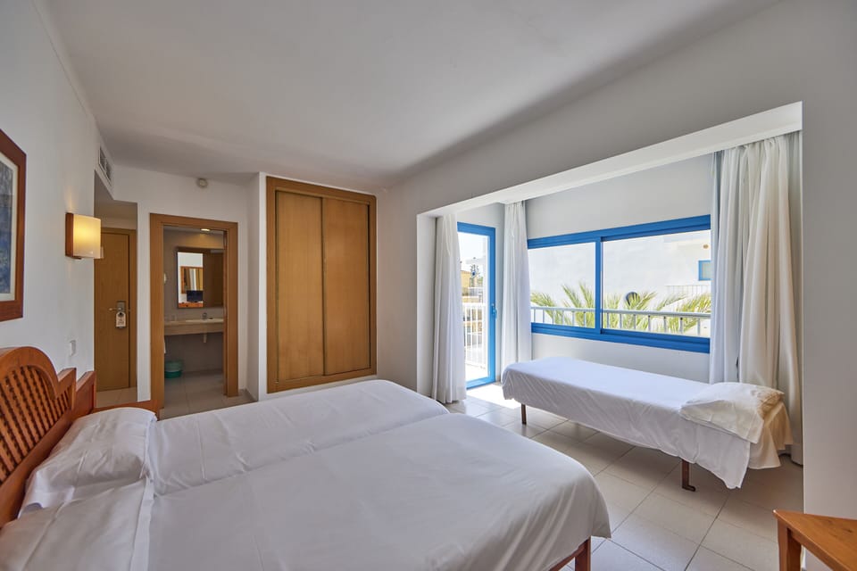 Desk, blackout drapes, free WiFi, bed sheets