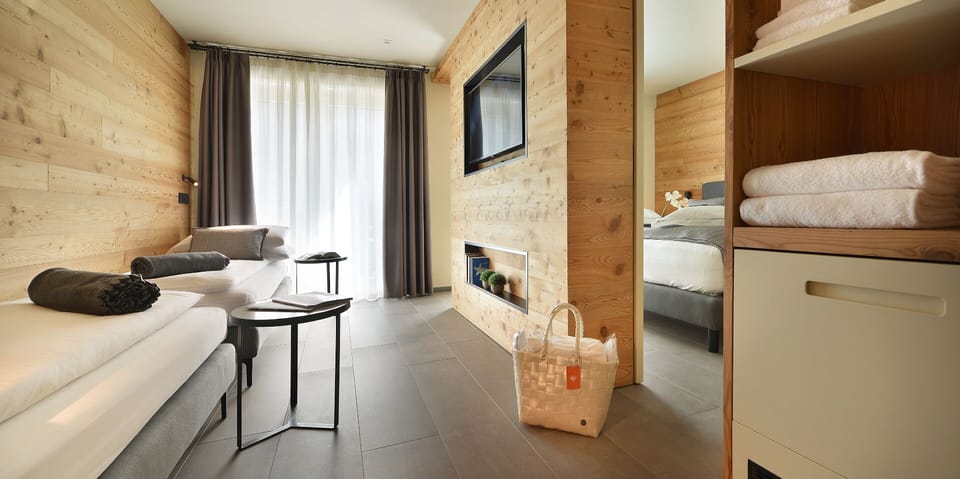 Premium bedding, down comforters, minibar, in-room safe