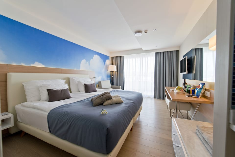 Premium bedding, minibar, in-room safe, desk