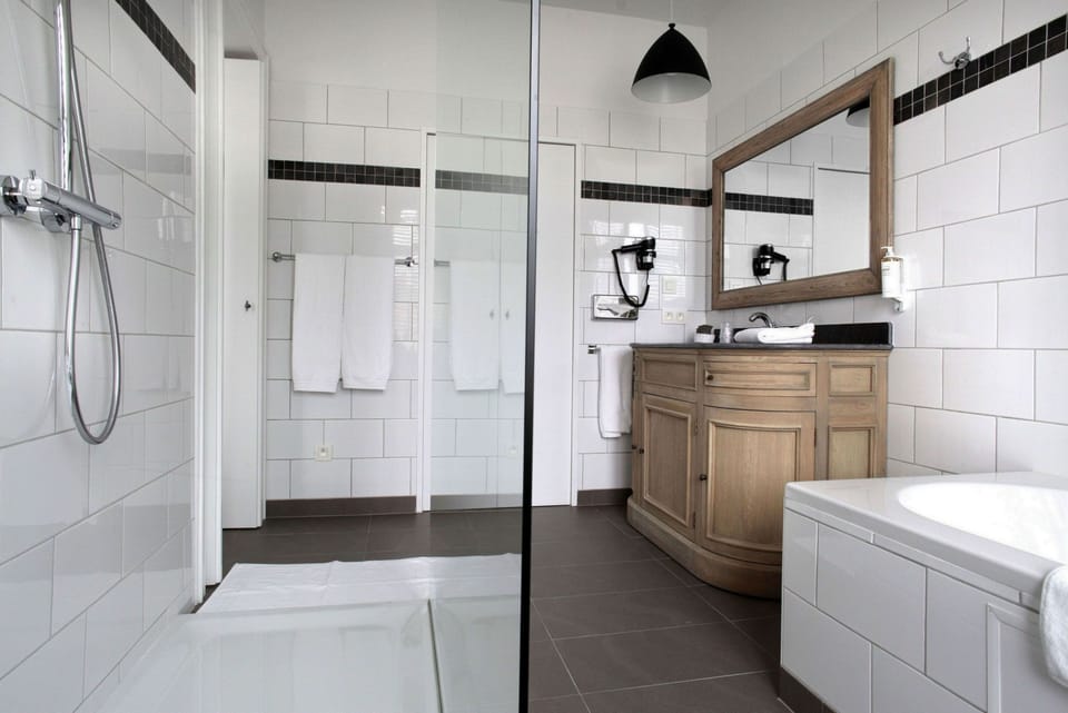 Premium bedding, in-room safe, individually decorated