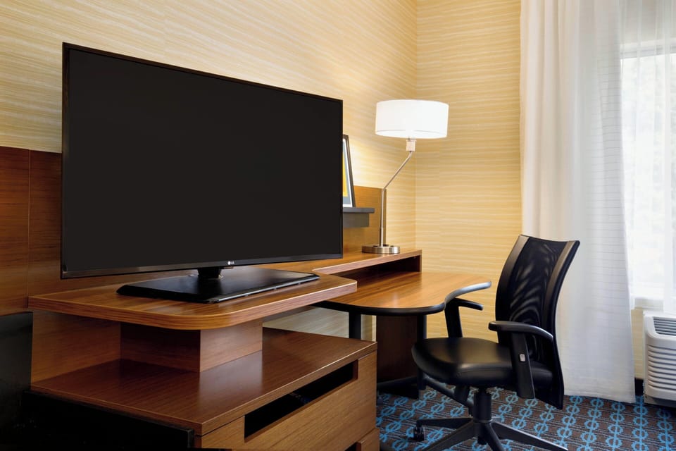 Premium bedding, in-room safe, desk, iron/ironing board