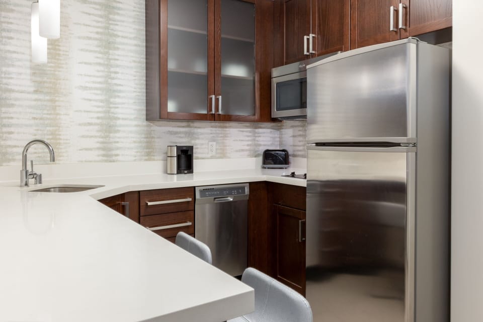 Full-size fridge, microwave, oven, stovetop