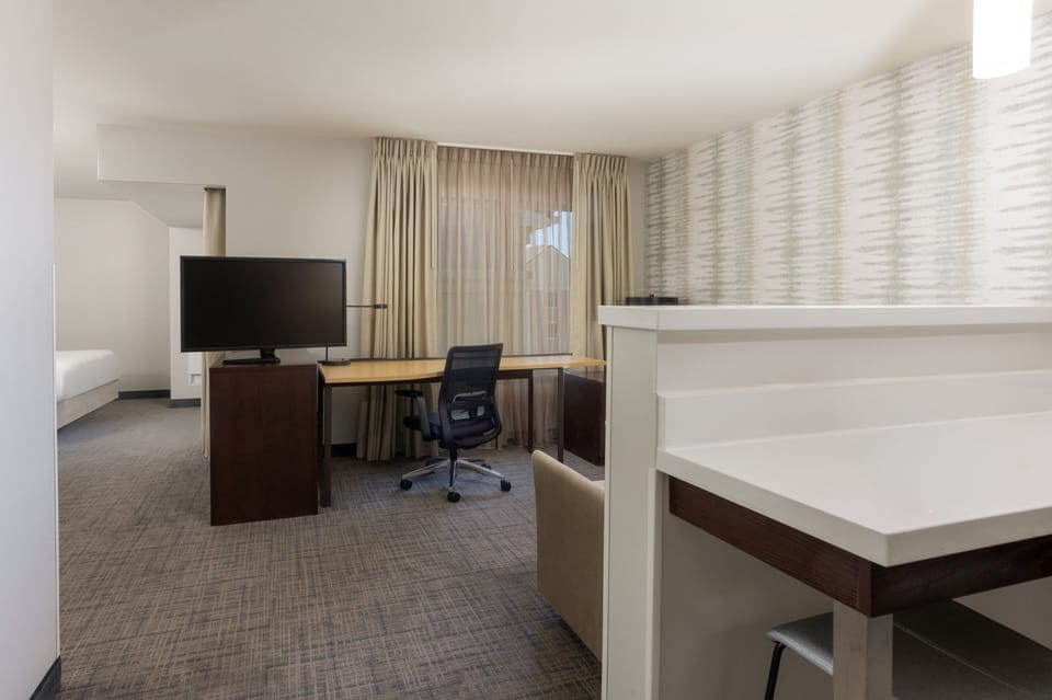Premium bedding, in-room safe, desk, iron/ironing board