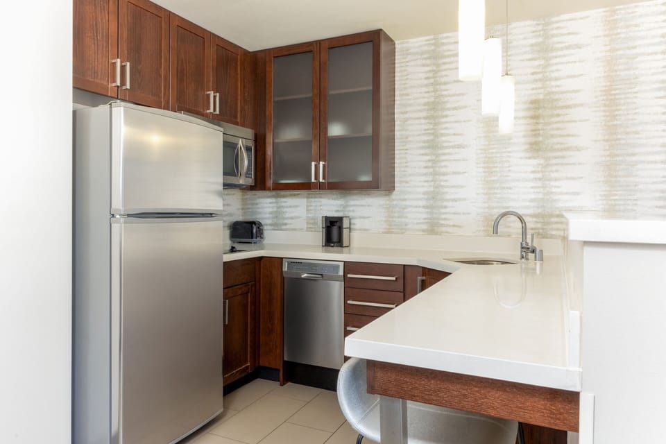 Full-size fridge, microwave, oven, stovetop