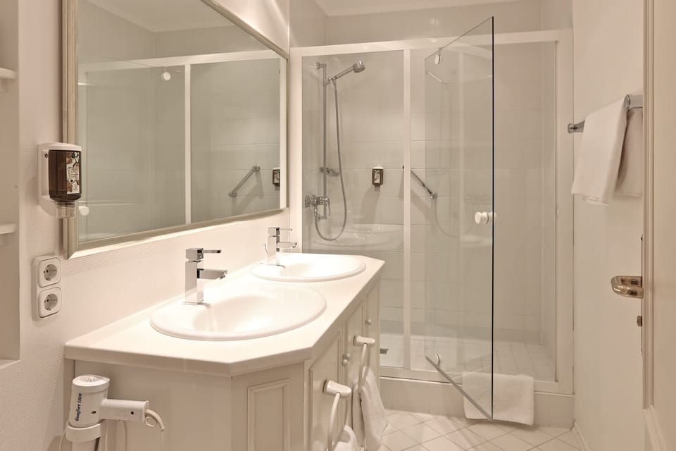 Studio Suite (Mürz) | Bathroom | Free toiletries, hair dryer, bathrobes, slippers
