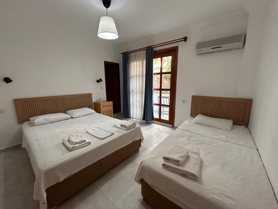Triple Room | In-room safe, free cribs/infant beds, free WiFi