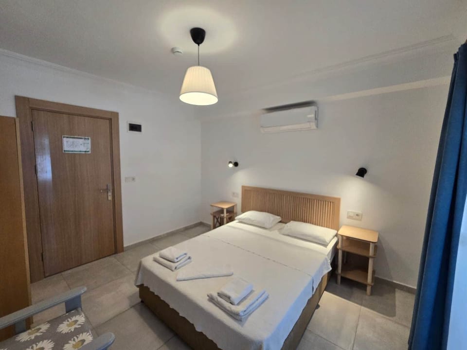 In-room safe, WiFi (free), bed sheets