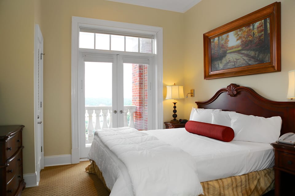 Suite, 1 King Bed, Non Smoking | Desk, blackout drapes, iron/ironing board, free WiFi