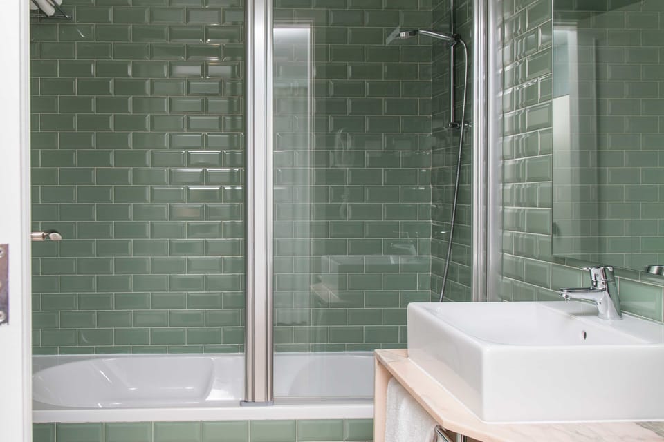 Deluxe Double or Twin Room, Pool Access (Liberdade) | Bathroom | Shower, rainfall showerhead, eco-friendly toiletries, hair dryer