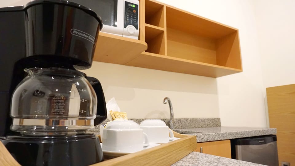 Business Room, 1 Queen Bed | Private kitchen