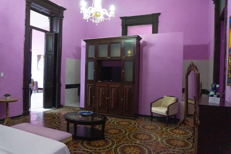 Deluxe Studio Suite, 1 King Bed | Premium bedding, in-room safe, laptop workspace