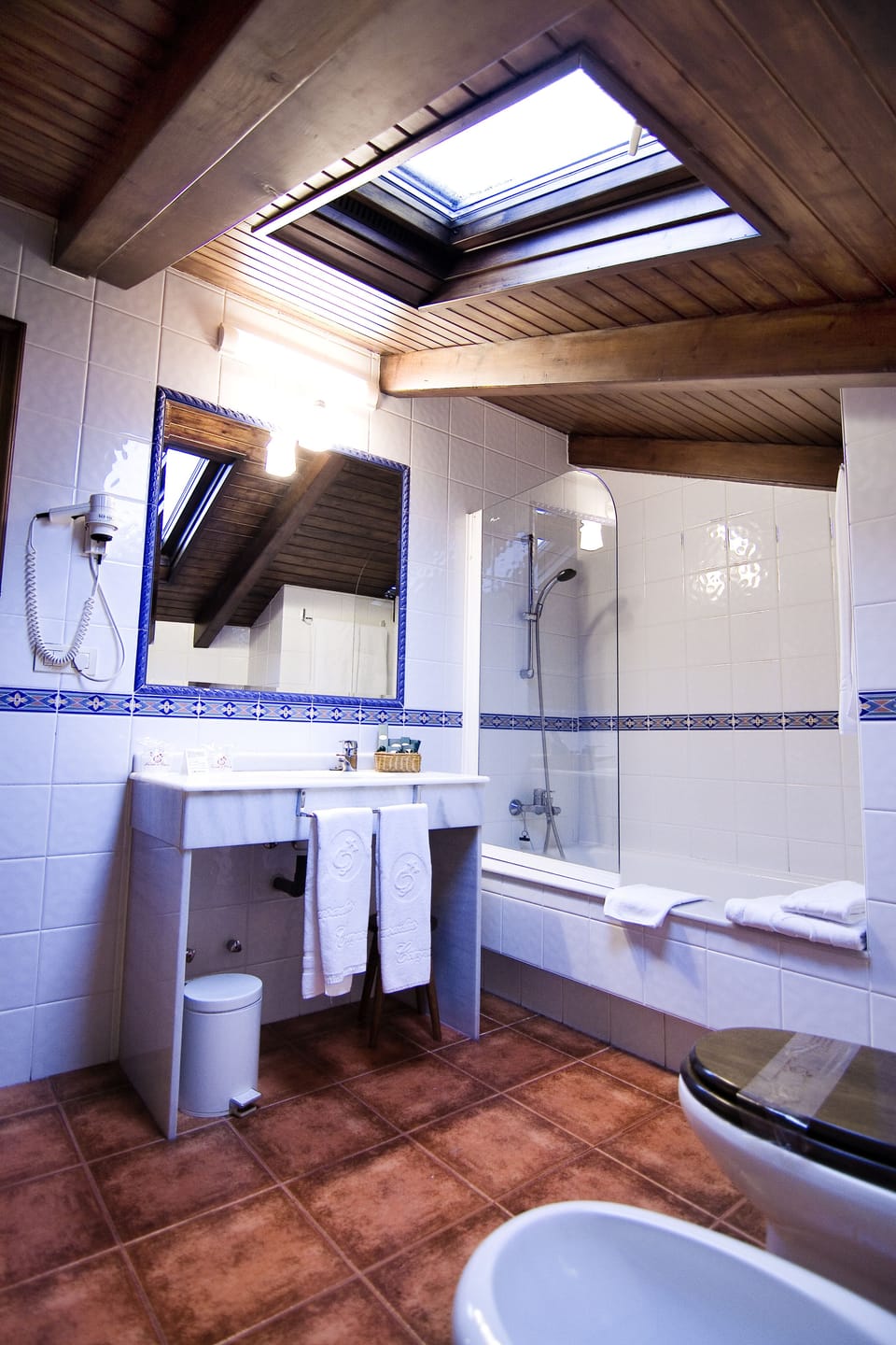 Combined shower/tub, free toiletries, hair dryer, towels