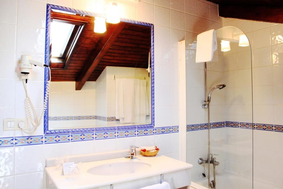 Combined shower/tub, free toiletries, hair dryer, towels