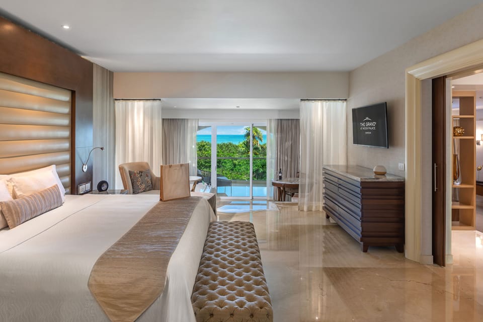 Grand Presidential Suite | Premium bedding, free minibar, in-room safe, desk