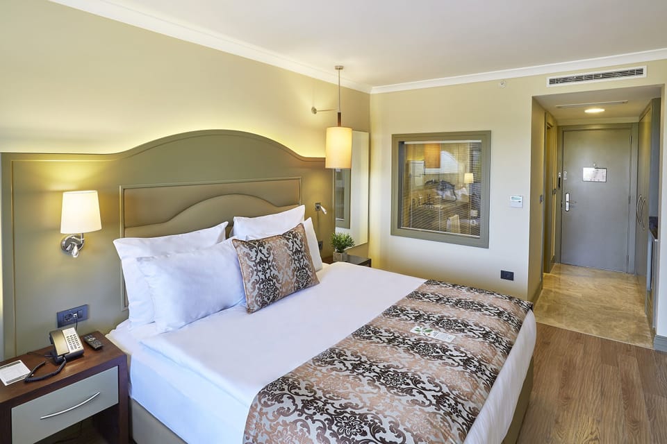 Executive Room, 1 King Bed | Premium bedding, minibar, in-room safe, desk