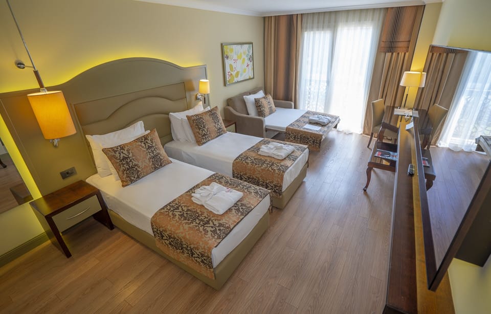 Deluxe Room, 1 Queen Bed | Premium bedding, minibar, in-room safe, desk