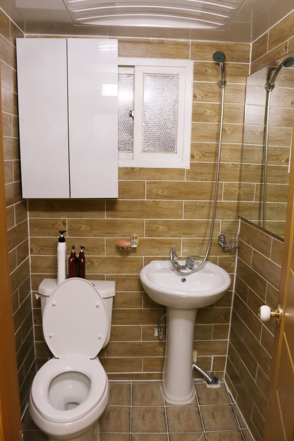 Double Room (Mountain) | Bathroom | Shower, free toiletries, hair dryer, towels