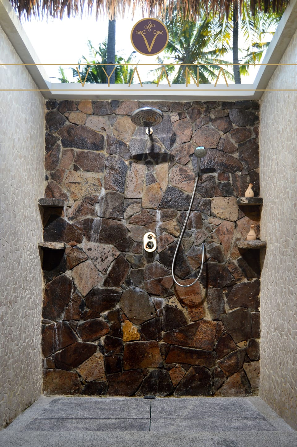 Deluxe Double Room | Bathroom shower