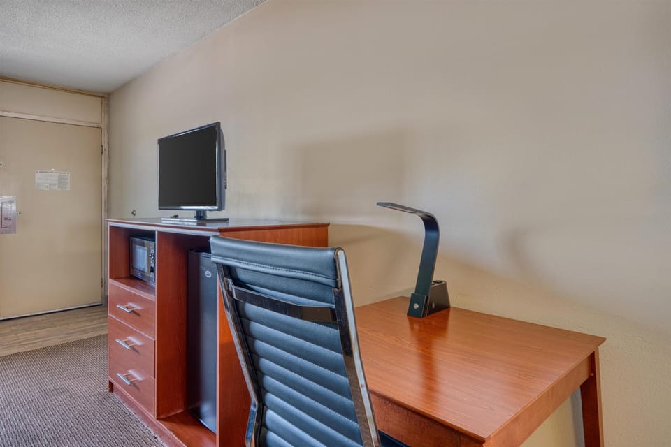 Standard Room, 1 King Bed, Non Smoking, Refrigerator & Microwave | Desk, laptop workspace, blackout drapes, soundproofing