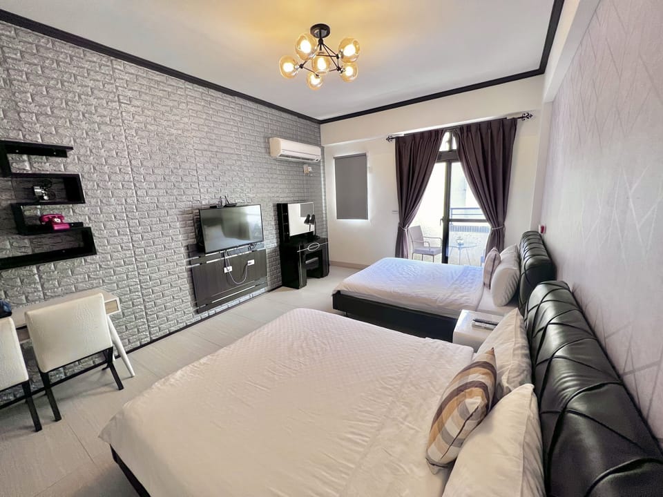 Ins Quadruple Room with Balcony | Individually decorated, individually furnished, desk, blackout drapes
