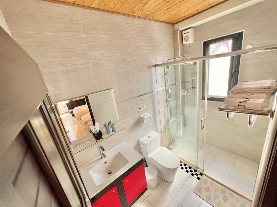 Design Twin Room, 2 Twin Beds, Accessible, Balcony | Bathroom | Shower, rainfall showerhead, free toiletries, hair dryer