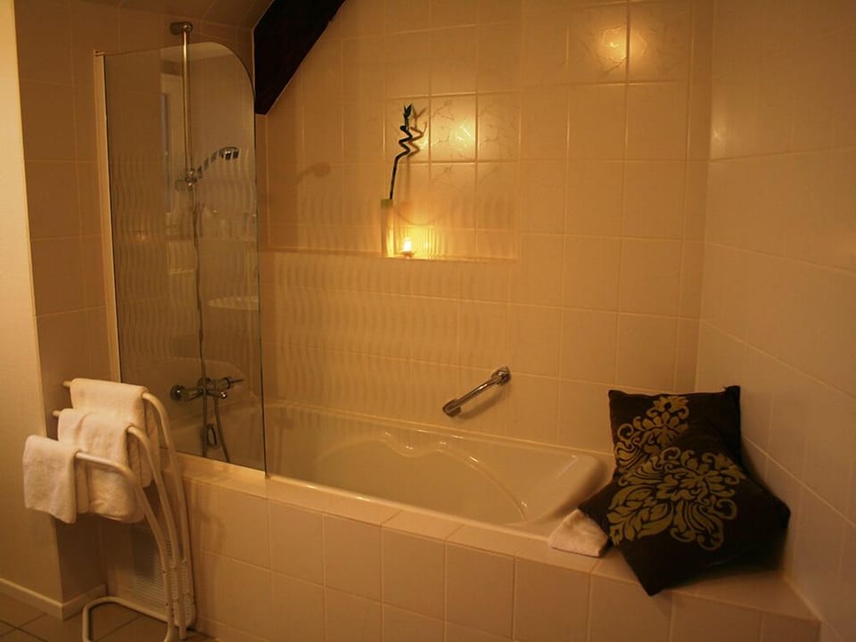 Comfort Twin Room | Bathroom | Free toiletries, towels