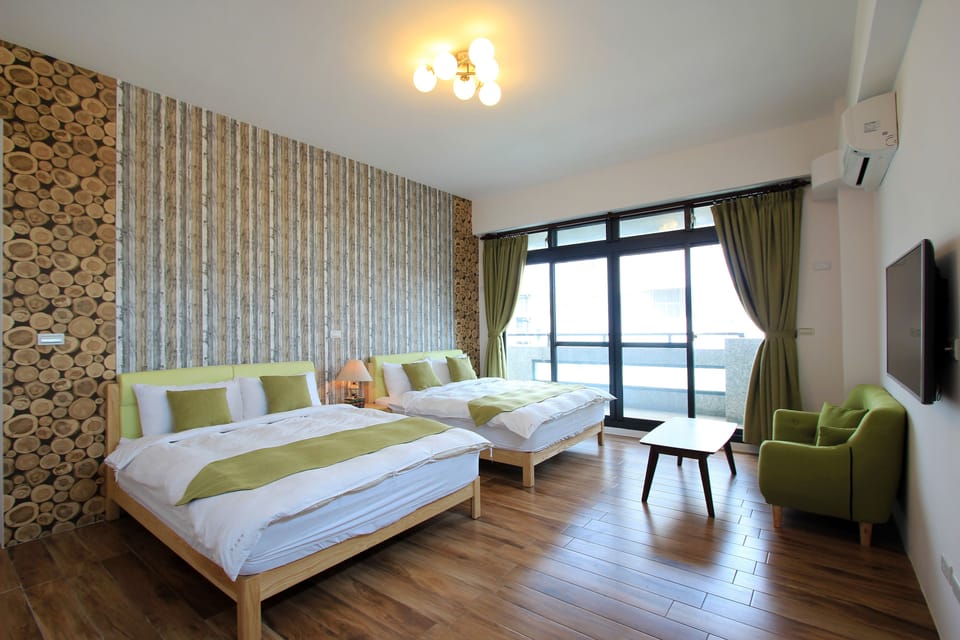 Quadruple Room | Desk, blackout drapes, soundproofing, rollaway beds