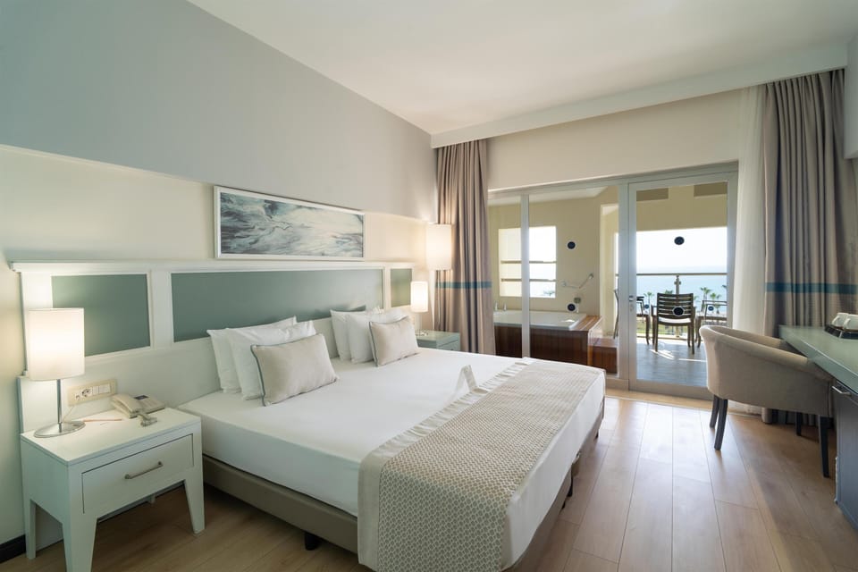 Free minibar, in-room safe, desk, free WiFi
