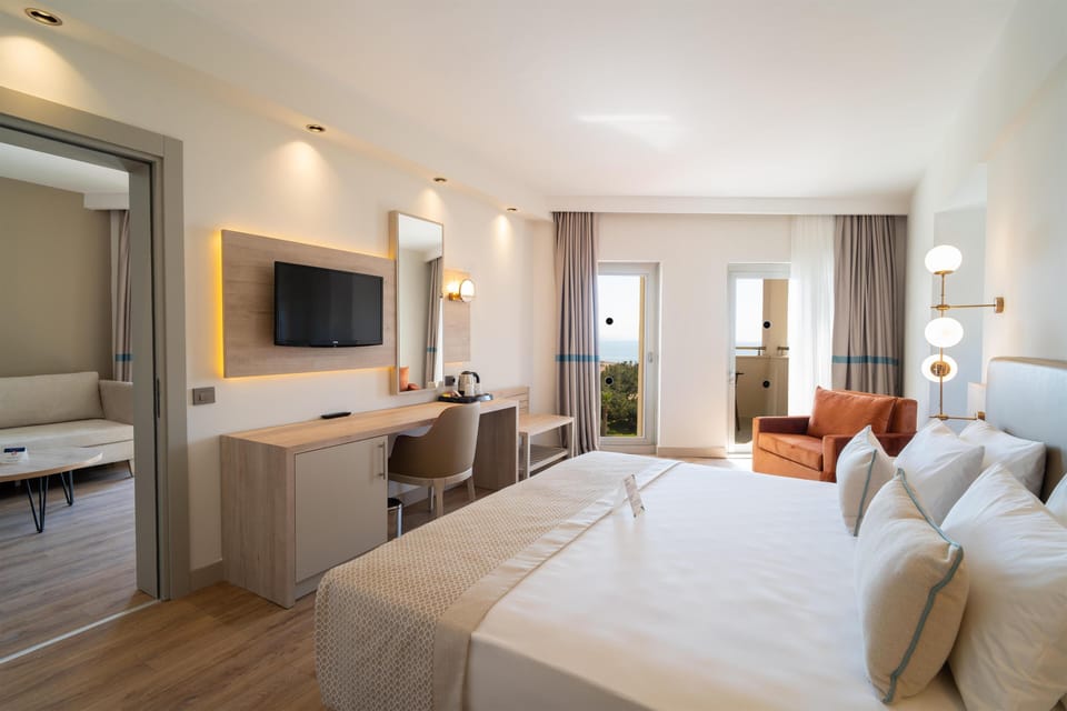 Free minibar, in-room safe, desk, free WiFi