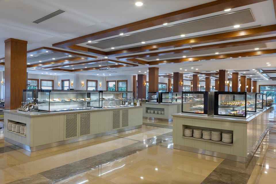 7 restaurants; breakfast, lunch, and dinner served