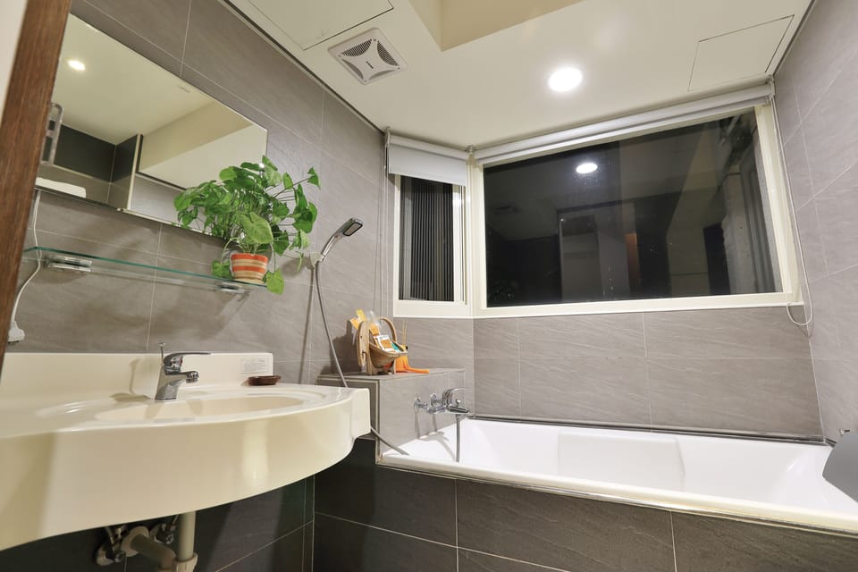 Deluxe Quadruple Room | Bathroom | Shower, free toiletries, hair dryer, slippers