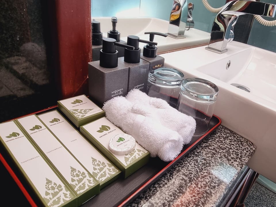 Deluxe Twin Room, 2 Twin Beds, Bathtub, City View | Bathroom | Free toiletries, hair dryer, bathrobes, slippers
