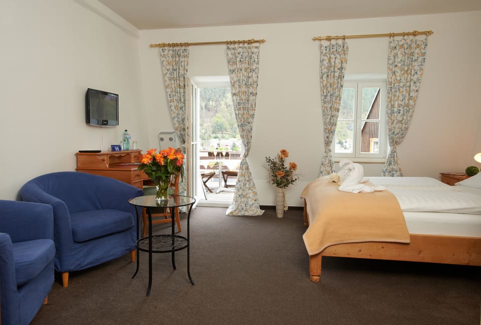 Double Room | 1 bedroom, individually decorated, individually furnished, desk