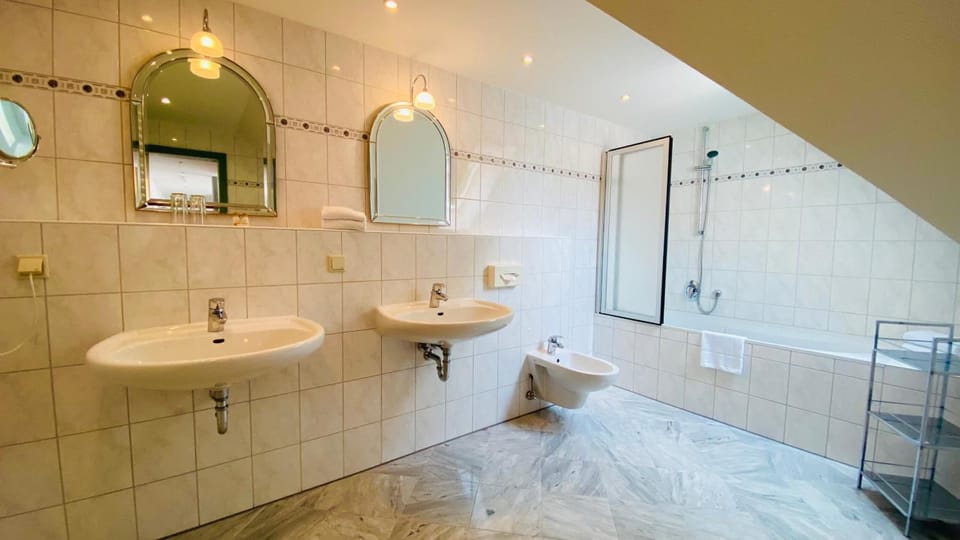 Double Room | Bathroom | Free toiletries, hair dryer, towels