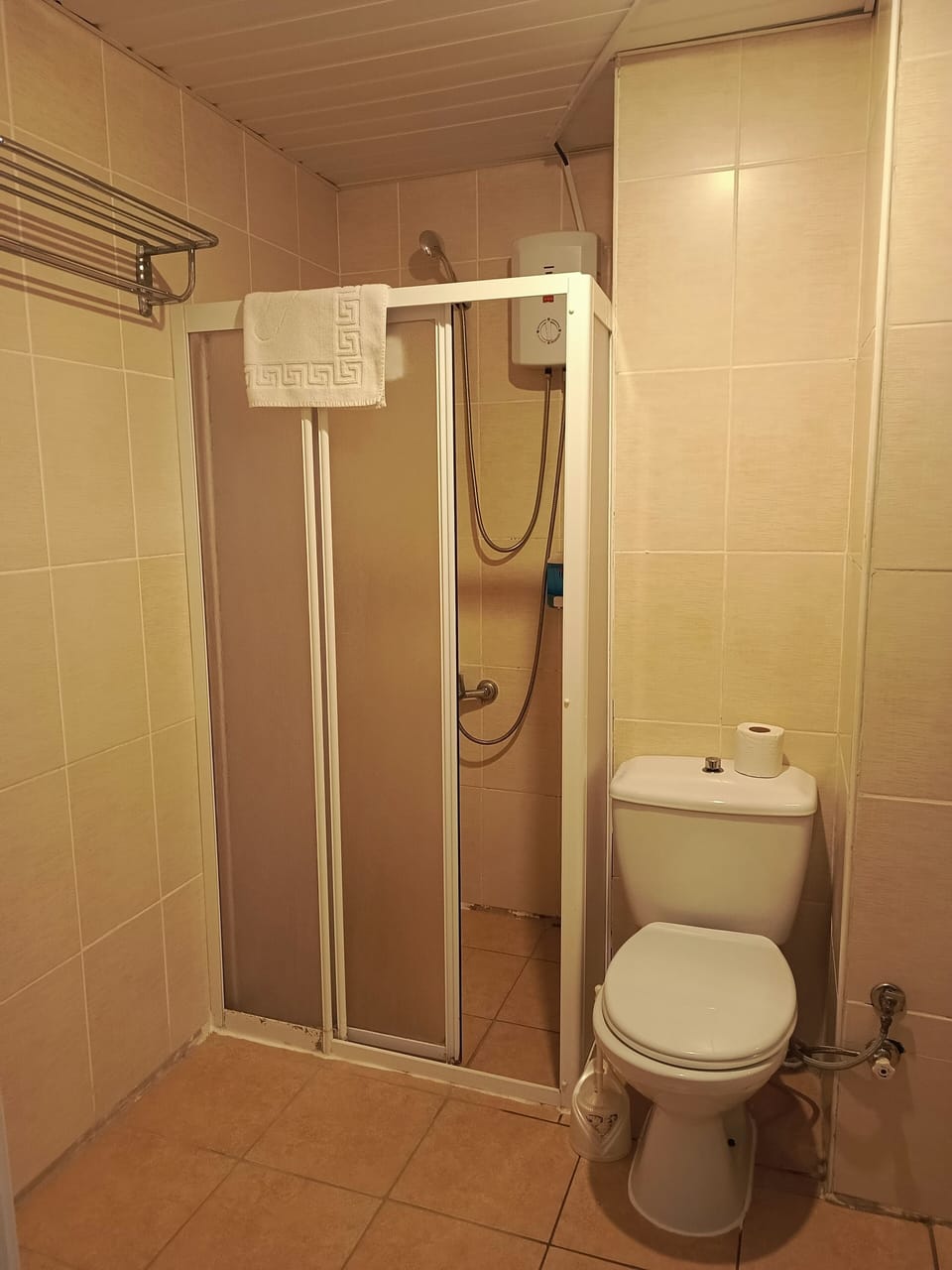 Family Room | Bathroom | Shower, rainfall showerhead, hair dryer, slippers