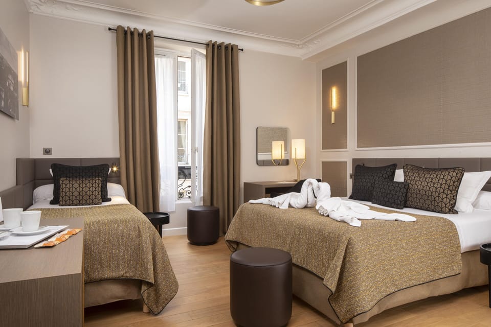 Triple Room | Minibar, in-room safe, desk, blackout drapes