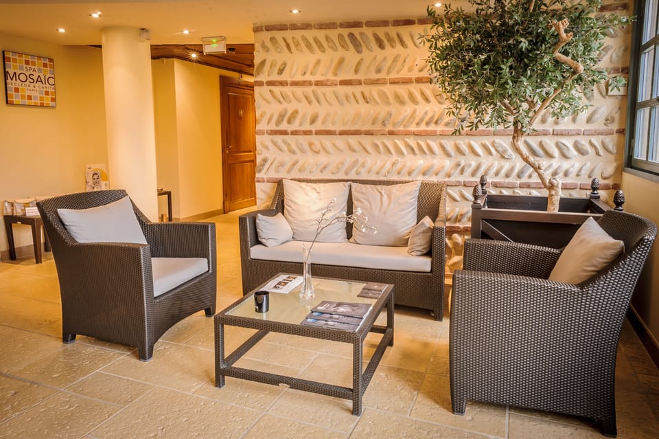 Couples treatment rooms, sauna, hot tub, steam room, body treatments