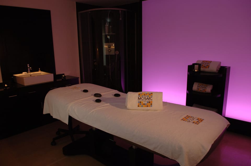 Couples treatment rooms, sauna, hot tub, steam room, body treatments