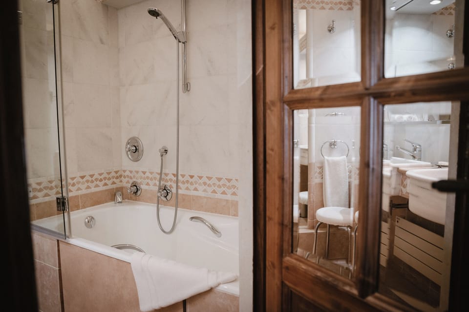 Superior Double Room, Mountain View (Côté Sud) | Bathroom | Shower, free toiletries, hair dryer, bathrobes