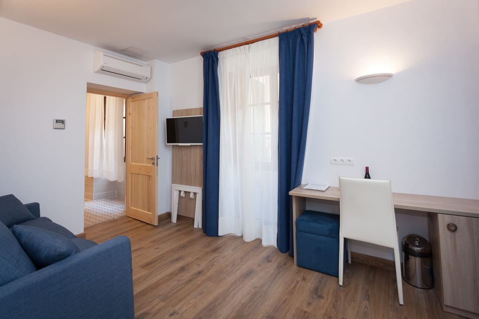 Junior Suite | Minibar, in-room safe, individually decorated, individually furnished