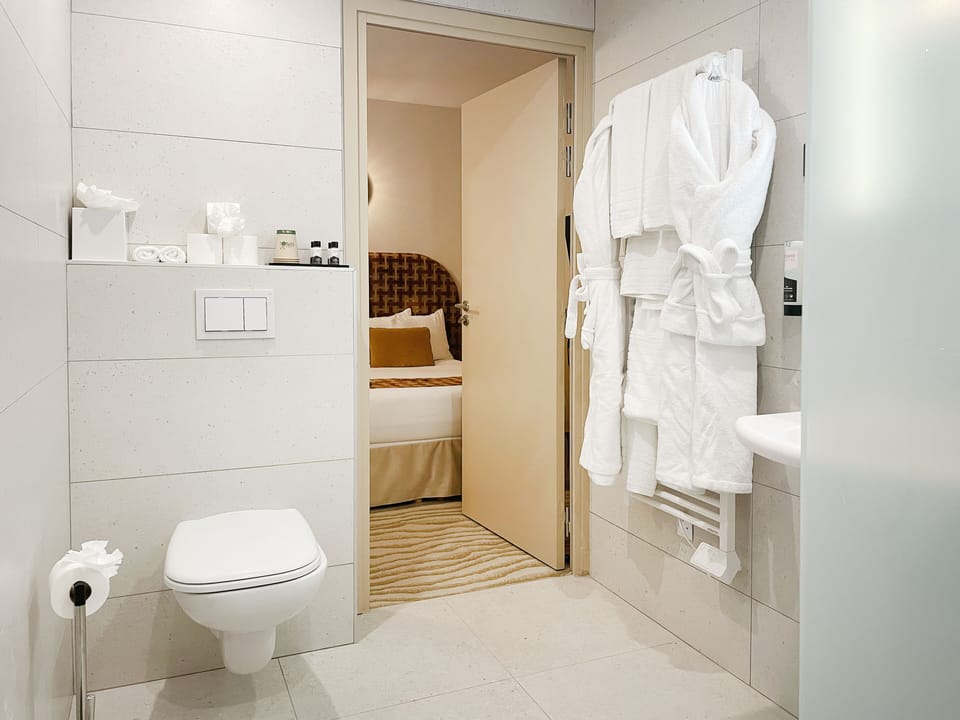Suite Jaccuzzi | Bathroom | Shower, rainfall showerhead, designer toiletries, hair dryer