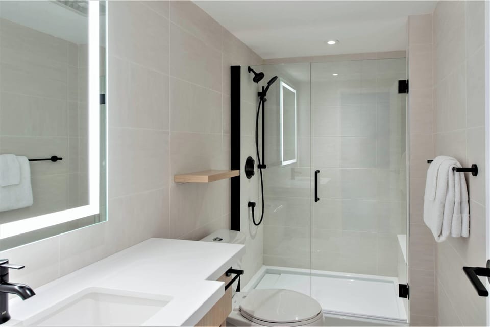 Shower, rainfall showerhead, free toiletries, hair dryer
