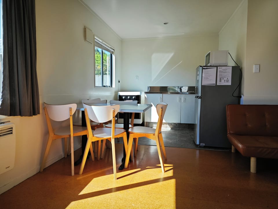 Chalet (1 Queen Bed and 3 Single Beds) | Private kitchen
