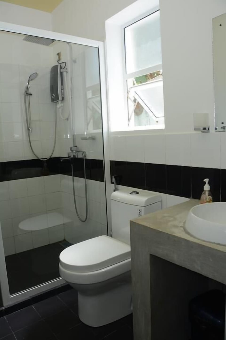 Shower, free toiletries, hair dryer, bidet