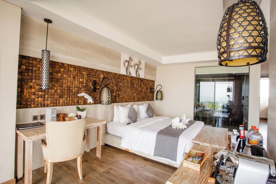 Legong Suite, Bathtub & Balcony | Minibar, in-room safe, desk, laptop workspace