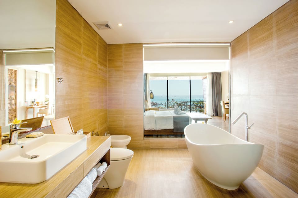 Pendet Suite with Sea View | Bathroom | Separate tub and shower, rainfall showerhead, free toiletries