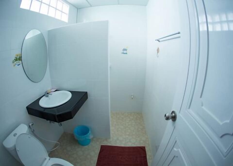 Shower, free toiletries, hair dryer, towels
