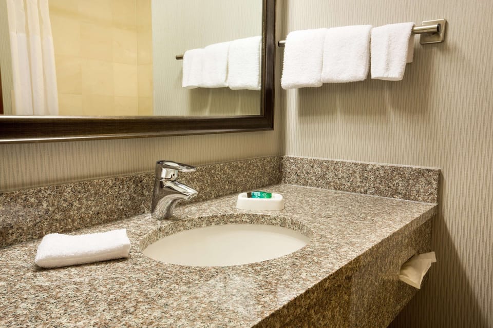 Combined shower/tub, free toiletries, hair dryer, towels